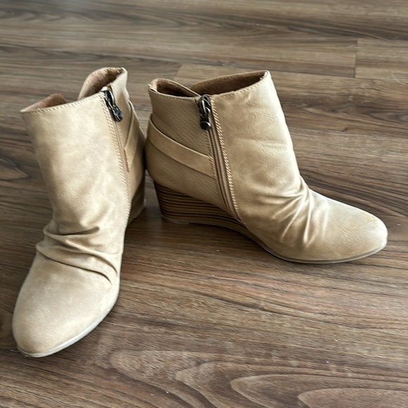 Women’s blowfish wedge bootie size 6.5 - Picture 2 of 4